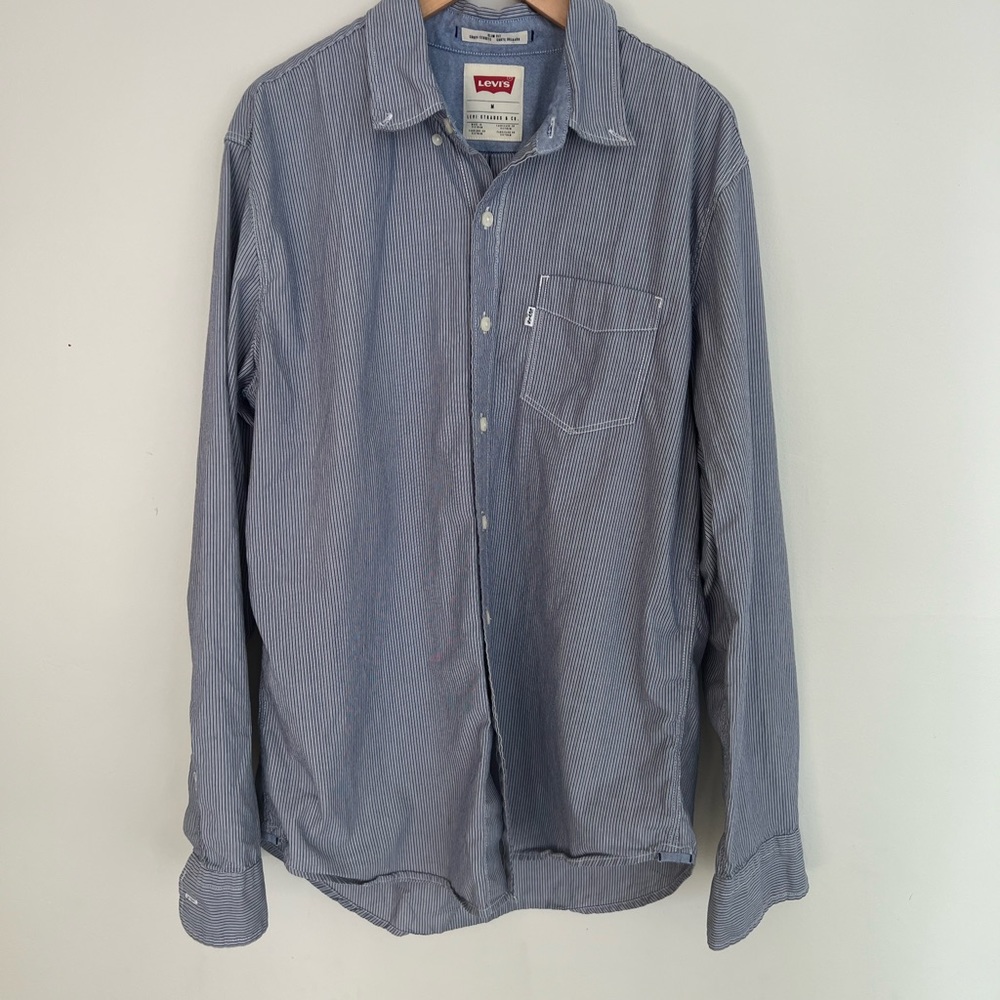 Levi’s Slim Fit Sz M button down in blue stripe